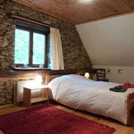 Mur en pierre pour la chambre familiale