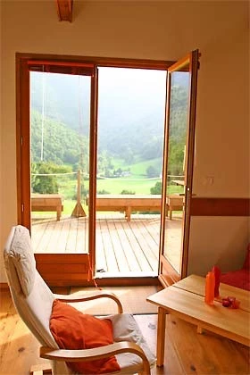 Vue sur la terrasse depuis le salon